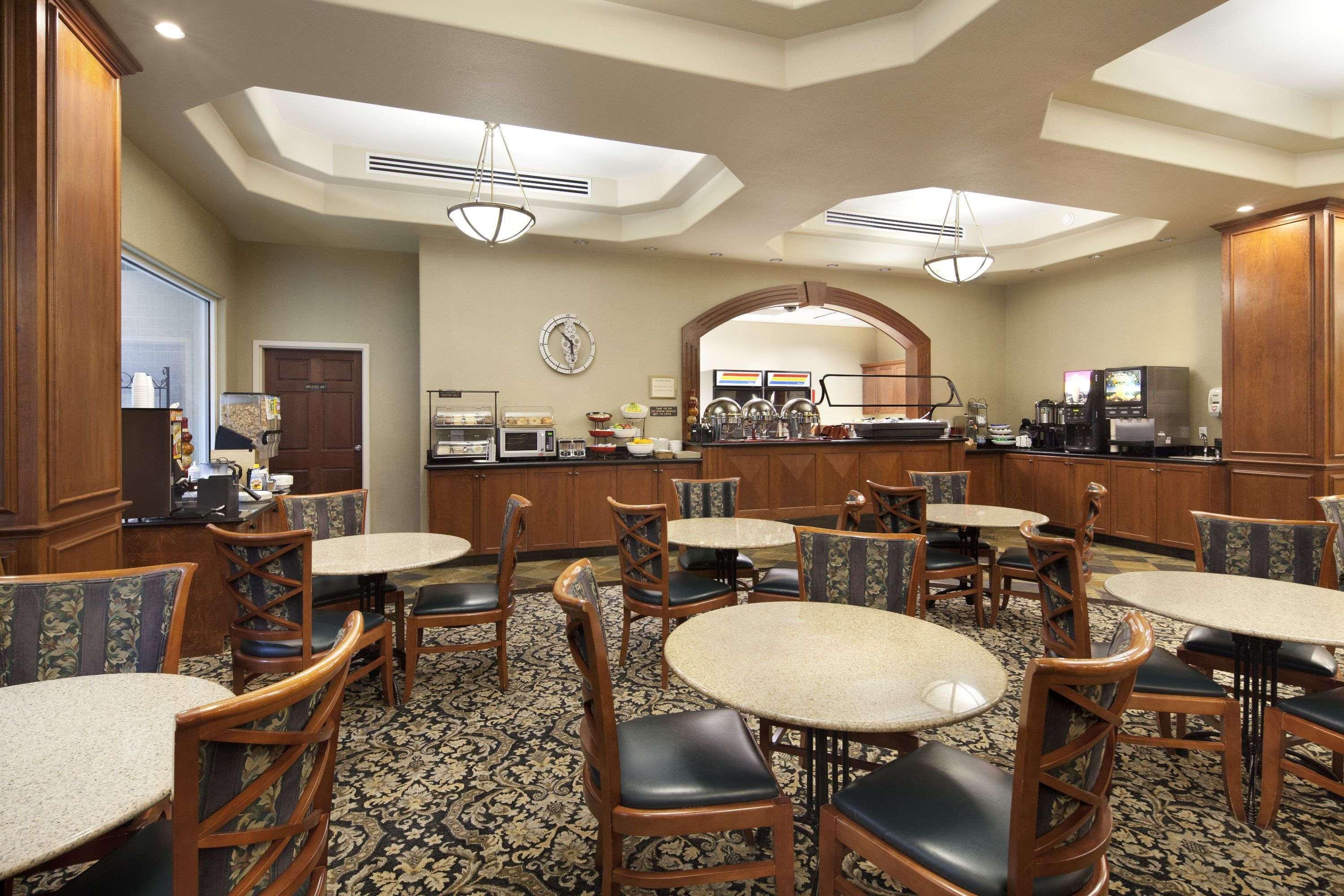 Ramada By Wyndham Olympia Ξενοδοχείο Εξωτερικό φωτογραφία The dining room at the airport