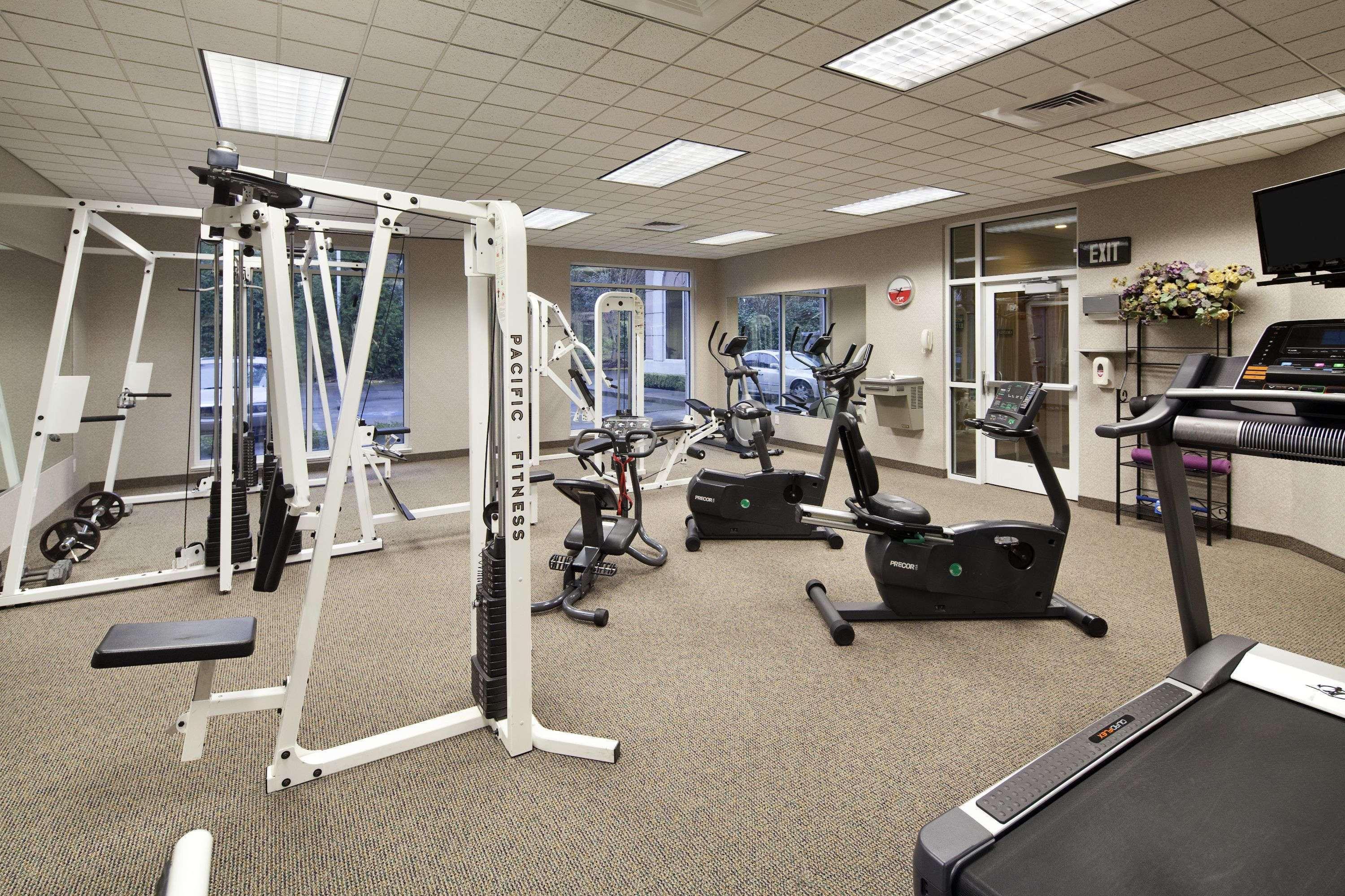 Ramada By Wyndham Olympia Ξενοδοχείο Εξωτερικό φωτογραφία A typical gym