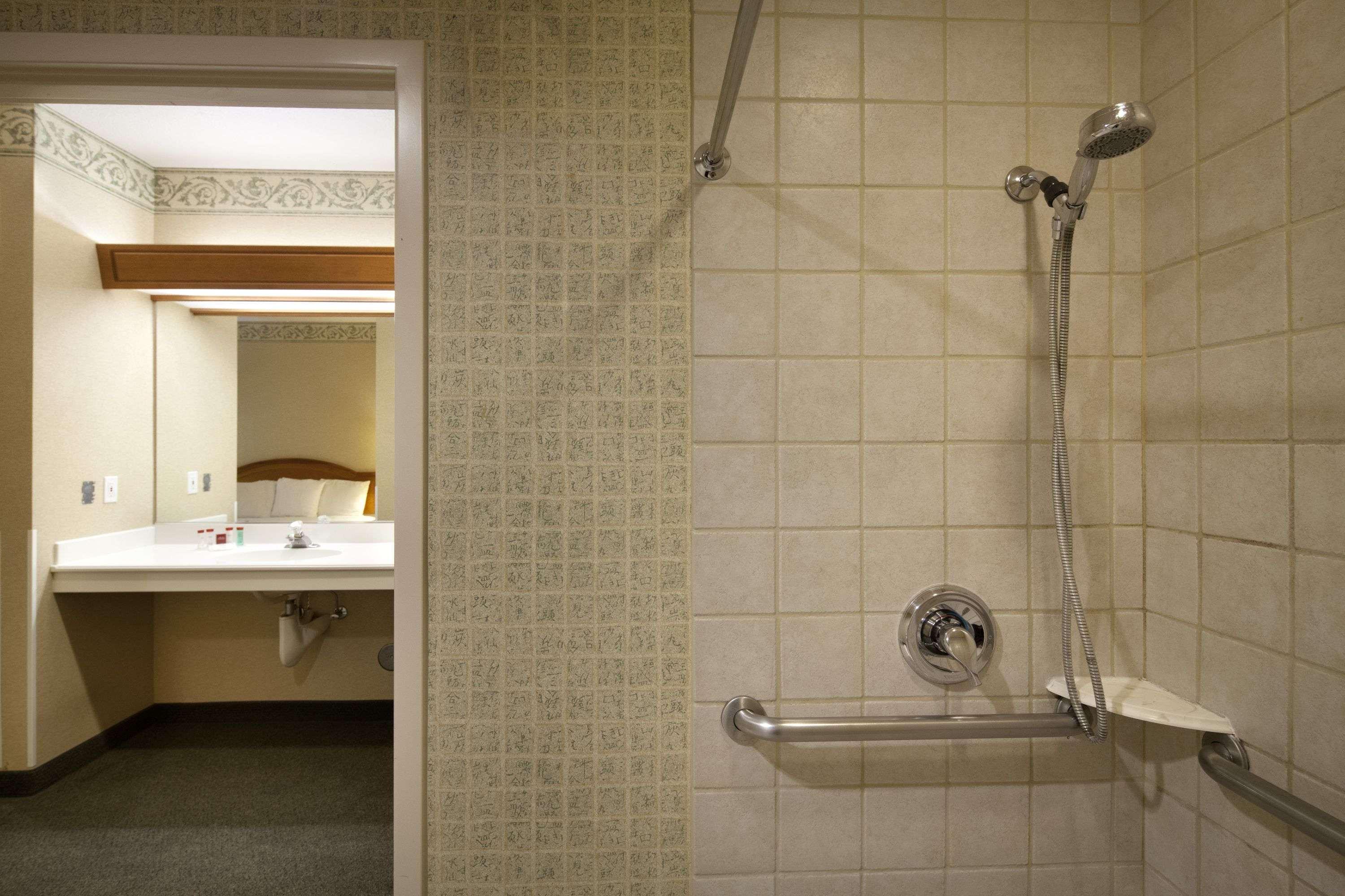 Ramada By Wyndham Olympia Ξενοδοχείο Εξωτερικό φωτογραφία A shower with grab bars