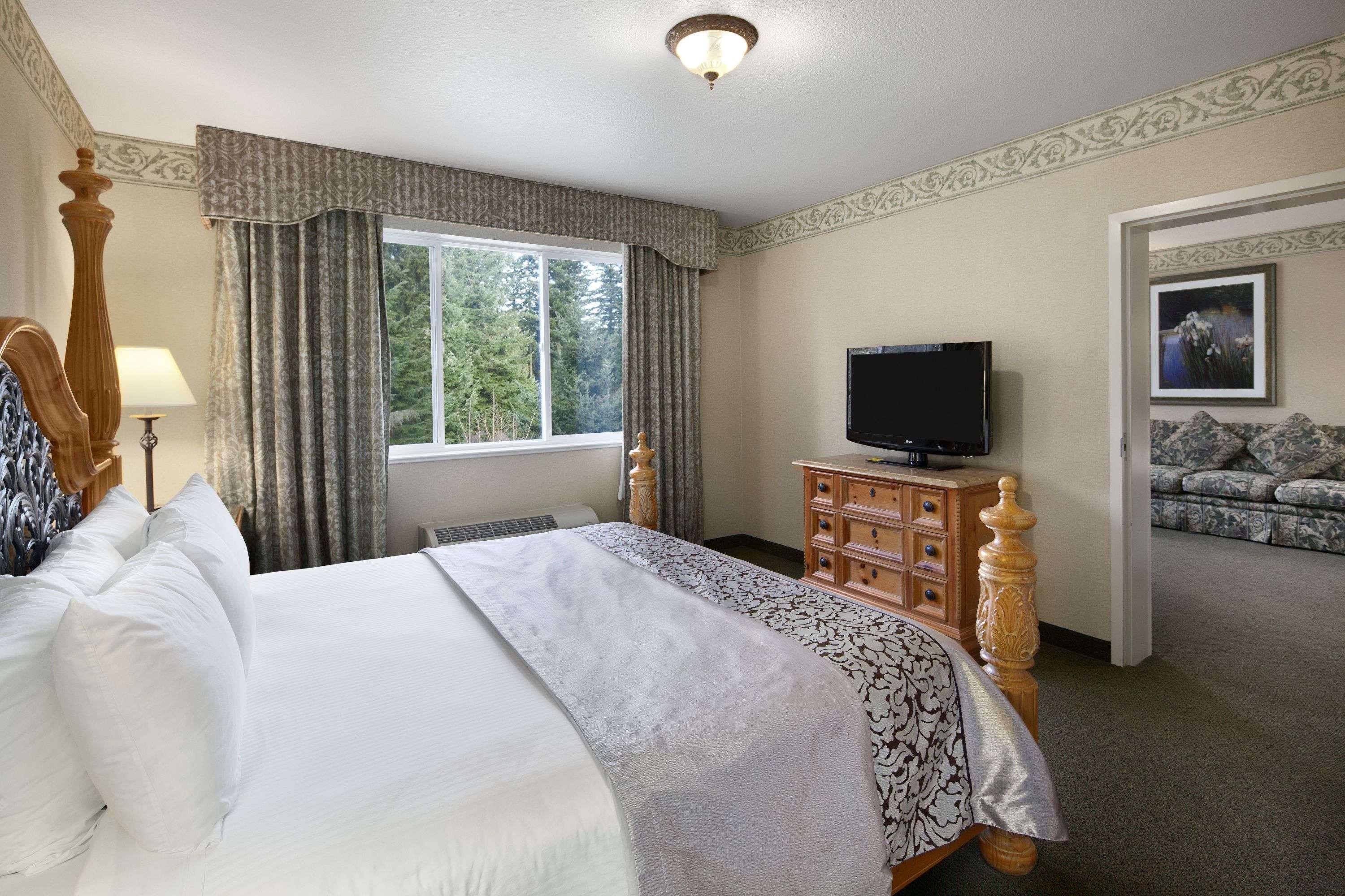 Ramada By Wyndham Olympia Ξενοδοχείο Εξωτερικό φωτογραφία A bedroom at the Lodge at the Coeur d'Alene Resort