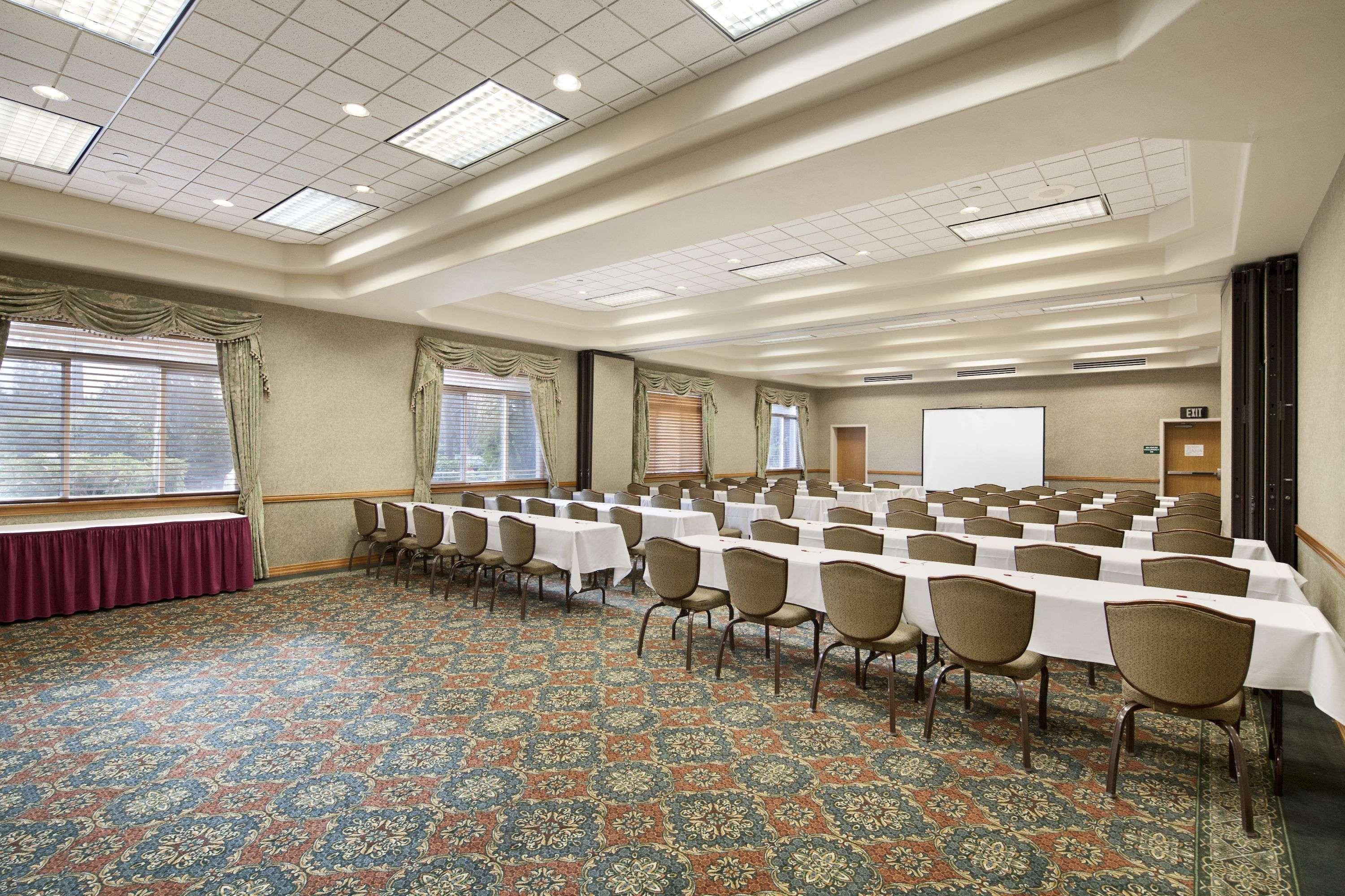 Ramada By Wyndham Olympia Ξενοδοχείο Εξωτερικό φωτογραφία A typical meeting room