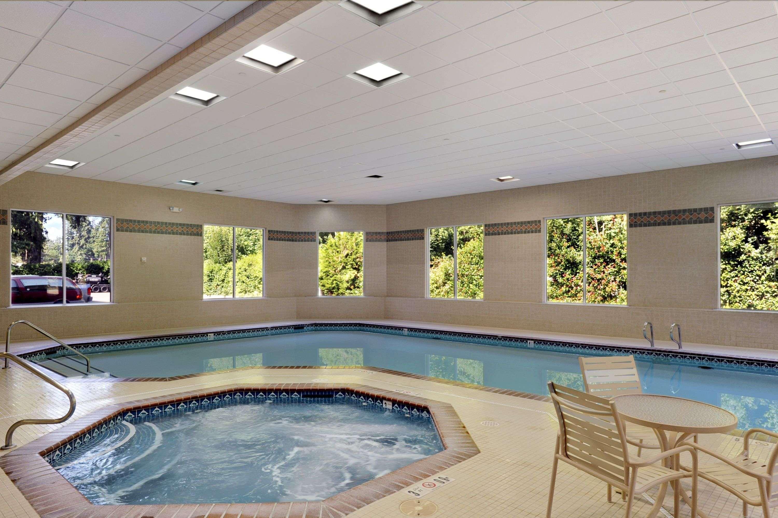 Ramada By Wyndham Olympia Ξενοδοχείο Ανέσεις φωτογραφία A pool with a spa