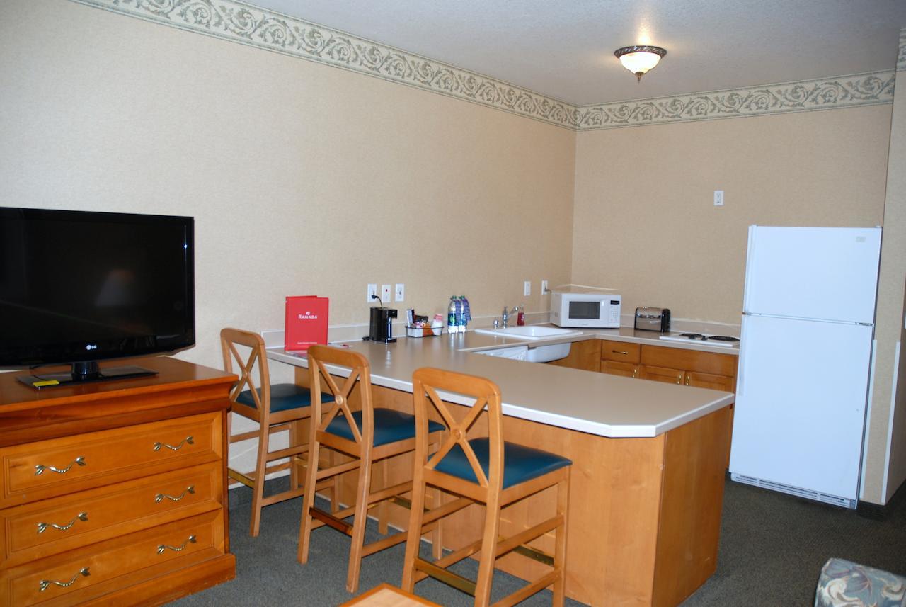 Ramada By Wyndham Olympia Ξενοδοχείο Δωμάτιο φωτογραφία A typical kitchen in a typical hotel room