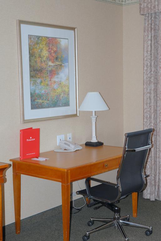Ramada By Wyndham Olympia Ξενοδοχείο Δωμάτιο φωτογραφία A typical hotel room desk