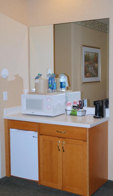 Ramada By Wyndham Olympia Ξενοδοχείο Δωμάτιο φωτογραφία A typical wet bar