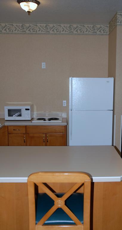 Ramada By Wyndham Olympia Ξενοδοχείο Δωμάτιο φωτογραφία A typical kitchenette